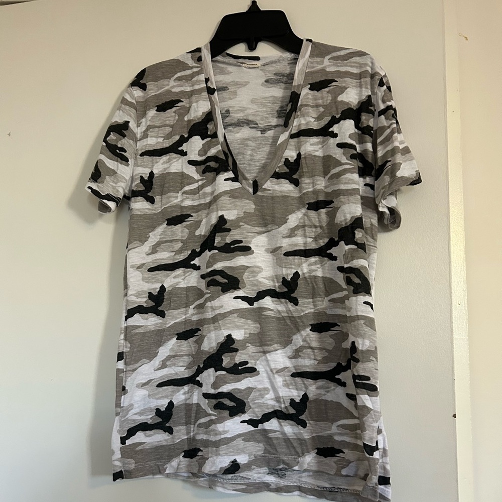 Monrow Vneck sz M